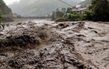 बागलुङको ताराखोलामा आएको बाढीले बगाउँदा एक युवा बेपत्ता, हिलो लेदोसहितको बाढीले दर्जनौँ पशुचौपाया बगायो